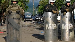 Polícia no norte do Kosovo protege edifícios municipais de manifestantes sérvios