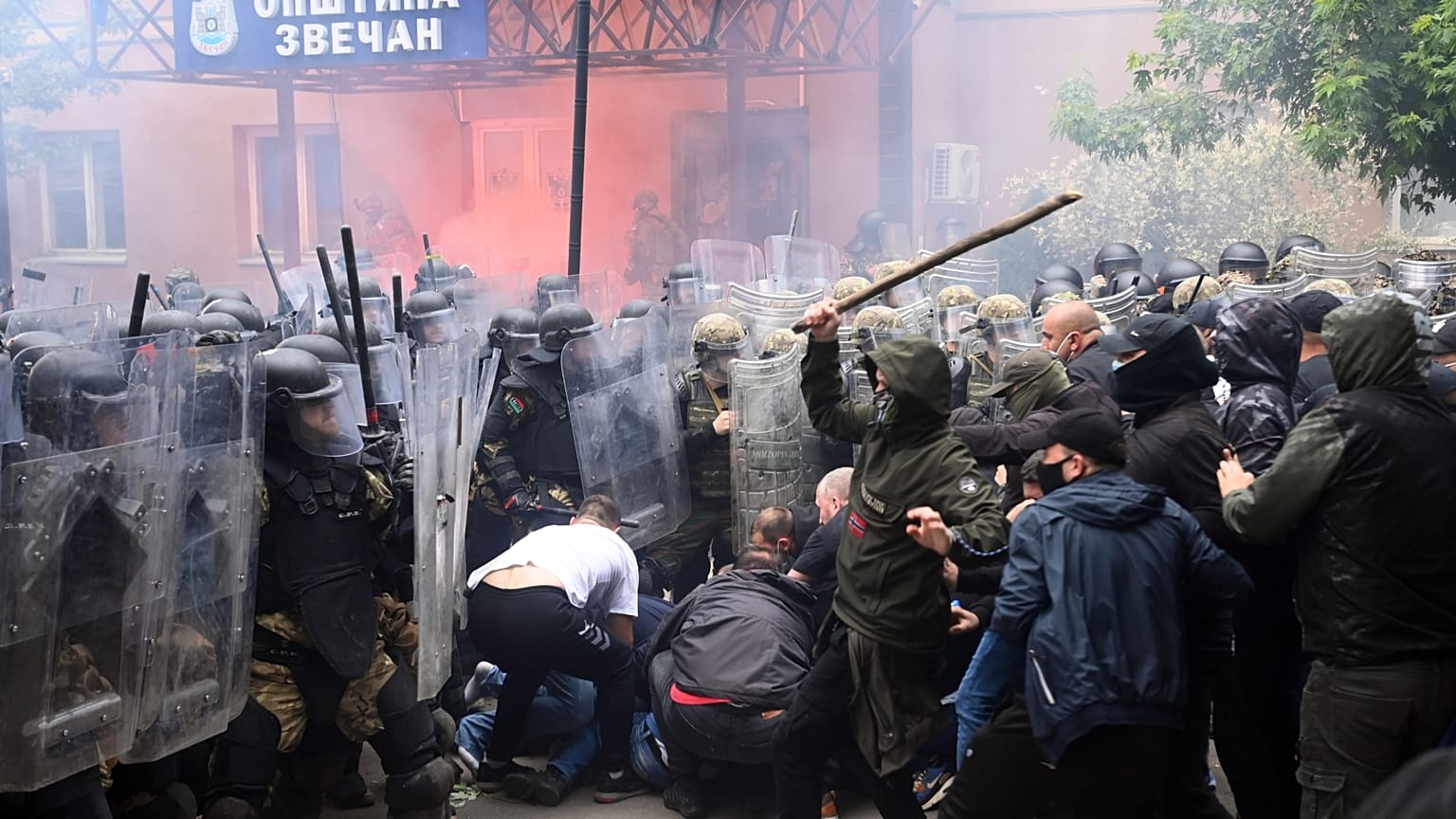 Helyi szerbek támadnak a koszovói békefenntartó haderő, a KFOR katonáira Zvecanban