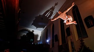 نمایش هنری در کلیسایی در فرانسه