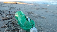 Kunststoffflasche an einem Strand