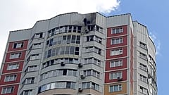 Eine Drohne traf offenbar das oberste Stockwerk dieses Wohnblocks in Moskau