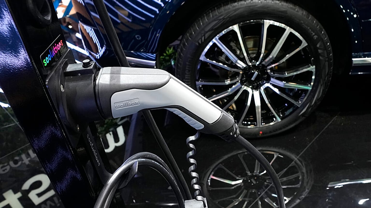 Fransız hükümeti 2030 yılına kadar Fransa'da yıllık 2 milyon elektrikli araç üretilmesi hedefi koydu