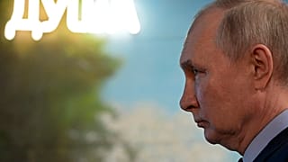 El presidente ruso Vladimir Putin visita la exposición "Desarrollo de la Economía Creativa en Rusia" en el Centro Cultural Zotov en Moscú, Rusia, martes 30 de mayo de 2023.