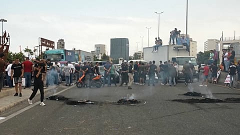 لبنانيون يقطعون شارعًا رئيسيًا ويحرقون الإطارات 