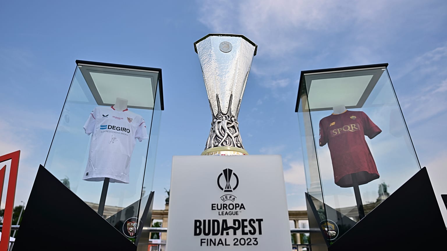 El trofeo de la UEFA Europa League se muestra en la Fan Zone de la Plaza de los Héroes en Budapest, Hungría, martes 30 de mayo de 2023.