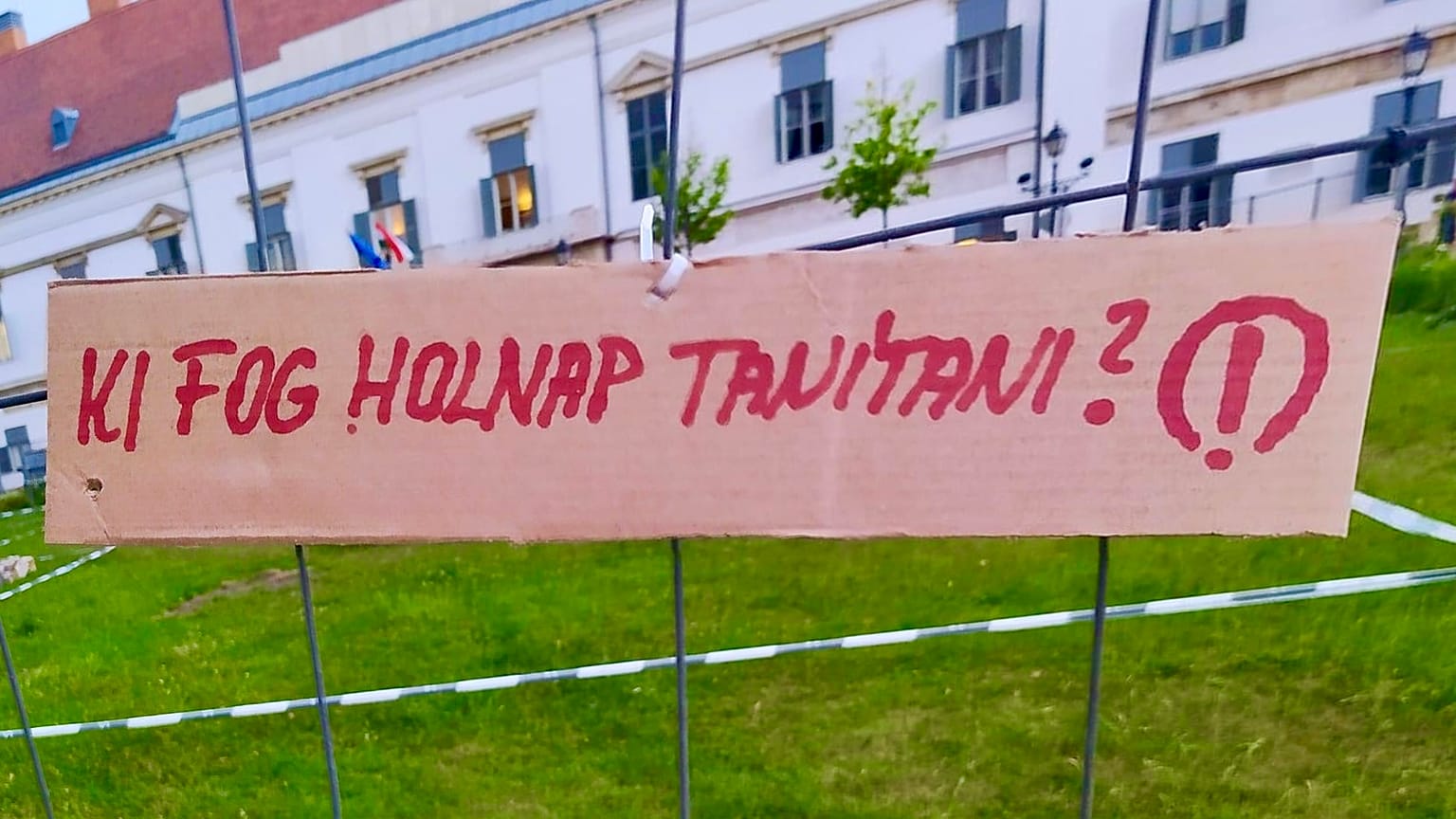 Az egyik szlogen a kormányzati tömb kordonján