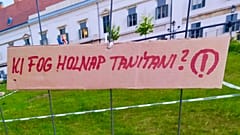 Az egyik szlogen a kormányzati tömb kordonján