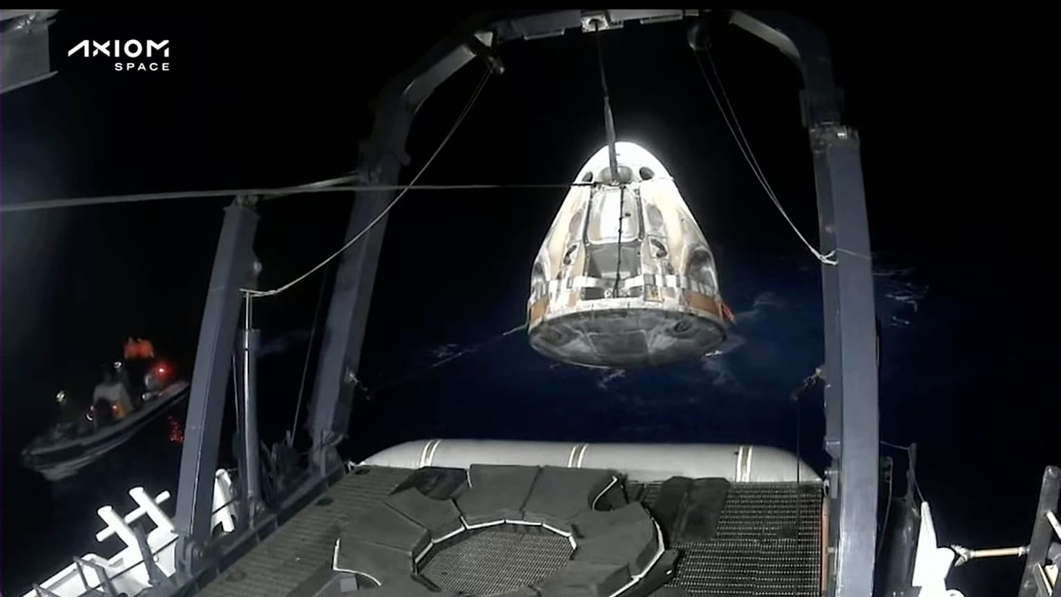 A mentőcsapatok kiemelik és rögzítik a SpaceX Dragon kapszulát, miután az a Mexikói-öbölben landolt, Florida Panhandle partjainál, 2023. május 30-án