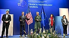 L'ensemble des participants au Conseil du commerce et de la technologie, à Lulea, en Suède