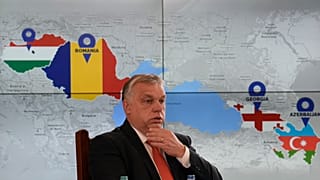 Премьер-министр Венгрии Виктор Орбан на фоне карты с изображением стран, подписавших соглашение о стратегическом энергетическом партнерстве, 17 декабря 2022 года.