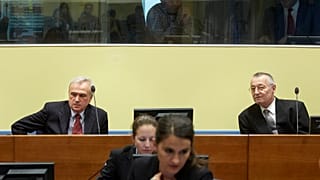 Jovica Stanišić és Franko Simatović a Nemzetközi Bűntetőbíróság előtt 2023. május 31-én 