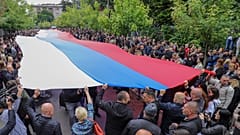 Szerb zászlót lengető tüntetők Észak-Koszovóban