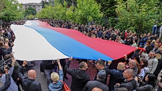 Szerb zászlót lengető tüntetők Észak-Koszovóban