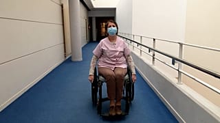 La matrona Béatrice Idiard-Chamois en su consulta del Institute Mutualiste Montsouris en París.