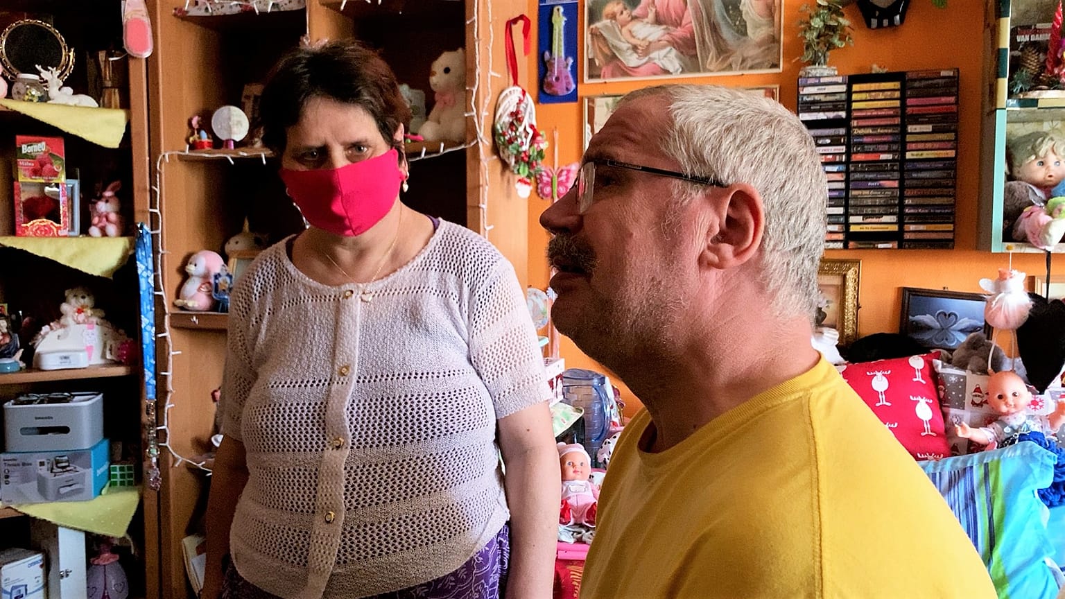 Piroska (izquierda) y Tibor en su habitación de la institución para personas con discapacidad Kolping Tordasi Otthona en  Hungría.