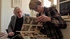 Kjell Sundstedt und seine Cousine durchblättern das Familienalbum