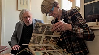 Kjell Sundstedt et sa cousine Karina Sjöberg nous montrent des photos de leur famille, enfermée dans une institution et stérilisée en Suède.