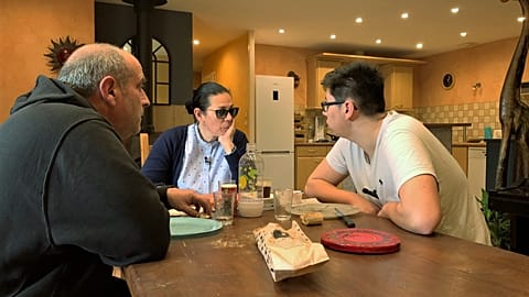 Marie Rabatel come junto a su marido y su hijo Antoine en su casa de Saint André le gaz, Francia.