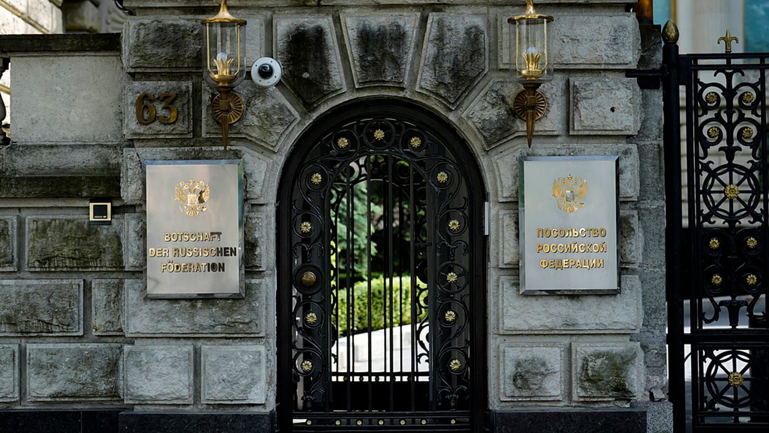 Porta chiusa all'Ambasciata russa a Berlino. 