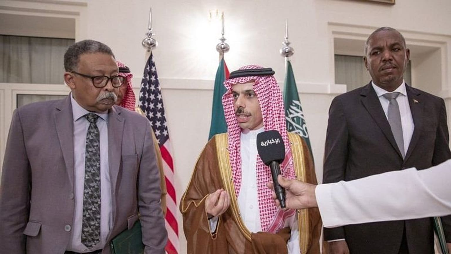 وزير الخارجية السعودي بين ممثلي الجيش السوداني وقوات الدعم السريع 