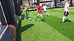 Fehér Csaba (pirosban) az ekkor épp a nemzetközi csapat hálóját őrző Király Gábornak (zöld mezben) lő gólt a Hősök terén felállított pályán 2023.05.31-én.