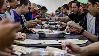 فتية يتناولون في مركز قرب القامشلي لإعادة التأهيل