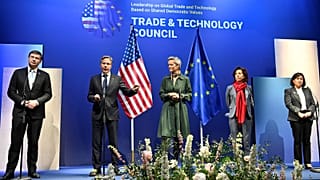 المفوضة الأوروبية مارغريتي فيستاغر مع وزير الخارجية الأمريكي أنتوني بلينكن خلال مؤتمر صحفي في السويد  