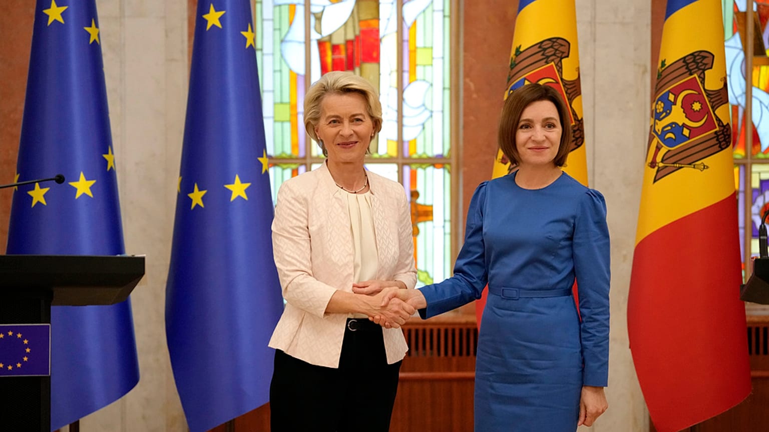 AB Komisyonu Başkanı Ursula von der Leyen (solda), Moldova Cumhurbaşkanı Maia Sandu ile Kişinev'de ortak basın toplantısı düzenledi
