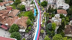 Eine riesige serbische Flagge während einer Demonstration in der Stadt Zvecan im Norden des Kosovo, 31. Mai 2023.