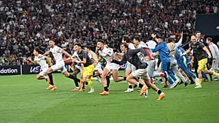 A Sevilla játékosainak öröme a mindent eldöntő 11-es után a labdarúgó Európa-liga döntőjében a budapesti Puskás Arénában 2023. május 31-én.