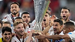 Sevillas Spieler beim Empfang der Trophäe