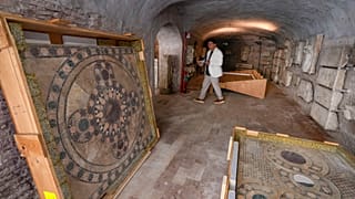 Среди возвращенных артефактов настенные росписи и мозаики начала новой эры.