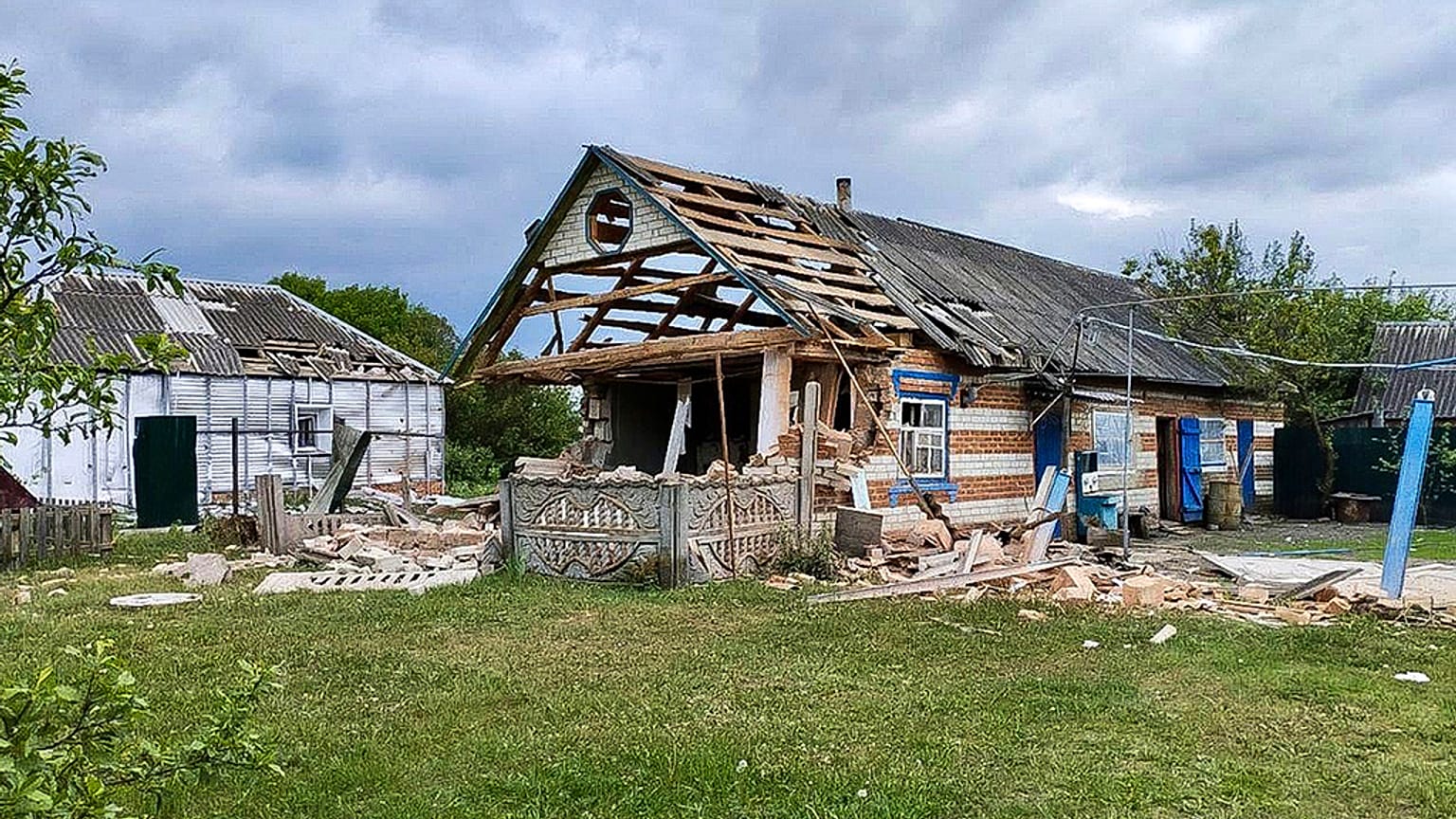 Belgorod bölgesinde bombardıman sonrası hasar gördüğü iddia edilen bir ev