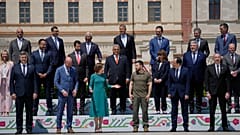Maia Sandu moldovai elnök beszélget Volodimir Zelenszkij ukrán elnökkel egy csoportképen az Európai Politikai Közösség moldovai csúcstalálkozóján, 2023. június 1-jén.