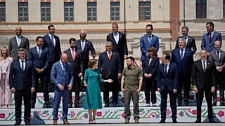 Maia Sandu moldovai elnök beszélget Volodimir Zelenszkij ukrán elnökkel egy csoportképen az Európai Politikai Közösség moldovai csúcstalálkozóján, 2023. június 1-jén.