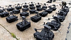 Des drones Matrice sont prêts à être remis à l'armée ukrainienne dans la région de Kiev, en Ukraine, le mardi 2 août 2022.