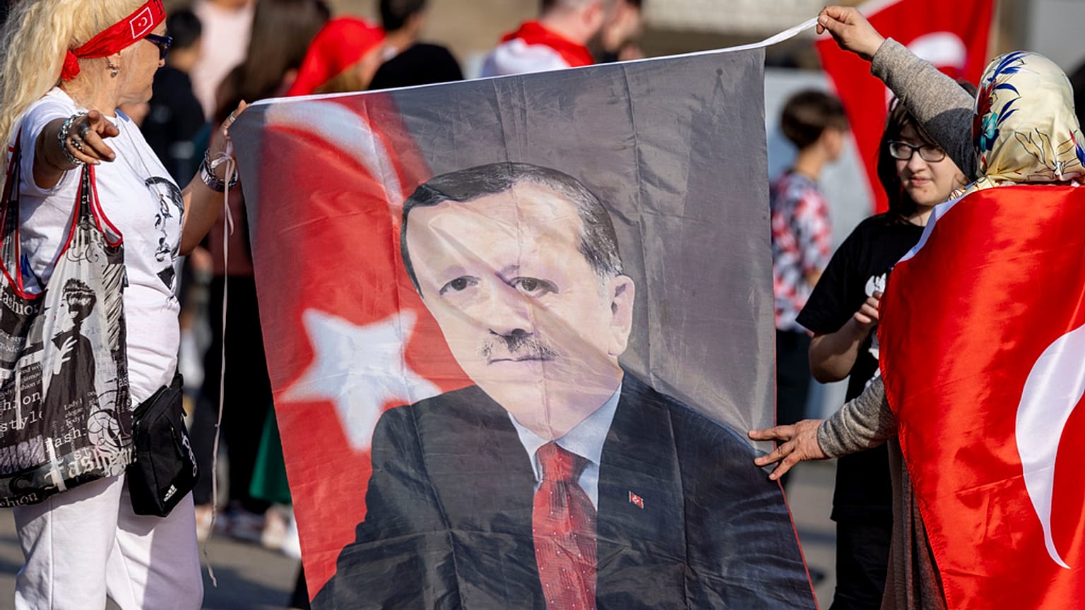 Almanya'da Cumhurbaşkanı Erdoğan'ın seçim zaferini kutlayan Türk göçmenler 