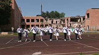الرقص في فناء المدرسة