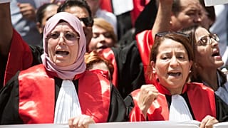 قاضيات وقضاة معتصمين أمام قصر العدالة في العاصمة تونس احتجاجا على مرسوم رئاسي