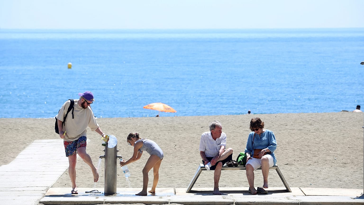 Hundreds of people headed to the beach of La Malagueta during April's high temperatures. 