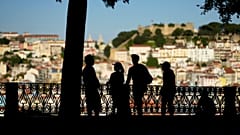 Pessoas num jardim público no Bairro Alto, em Lisboa