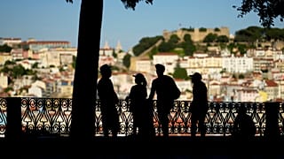 Pessoas num jardim público no Bairro Alto, em Lisboa