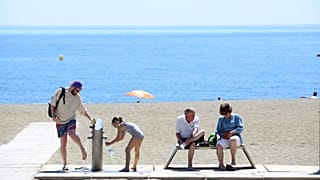 Hundreds of people headed to the beach of La Malagueta during April's high temperatures.