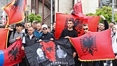 Im geteilten Mitrovica protestierten Albaner gegen Serbien. 
