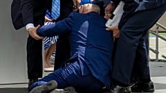 Caída del presidente Joe Biden durante una ceremonia en una academia militar en Colorado