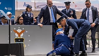 الرئيس الأمريكي جو بايدن يسقط على الأرض