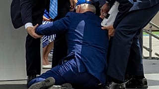 Caída del presidente Joe Biden durante una ceremonia en una academia militar en Colorado
