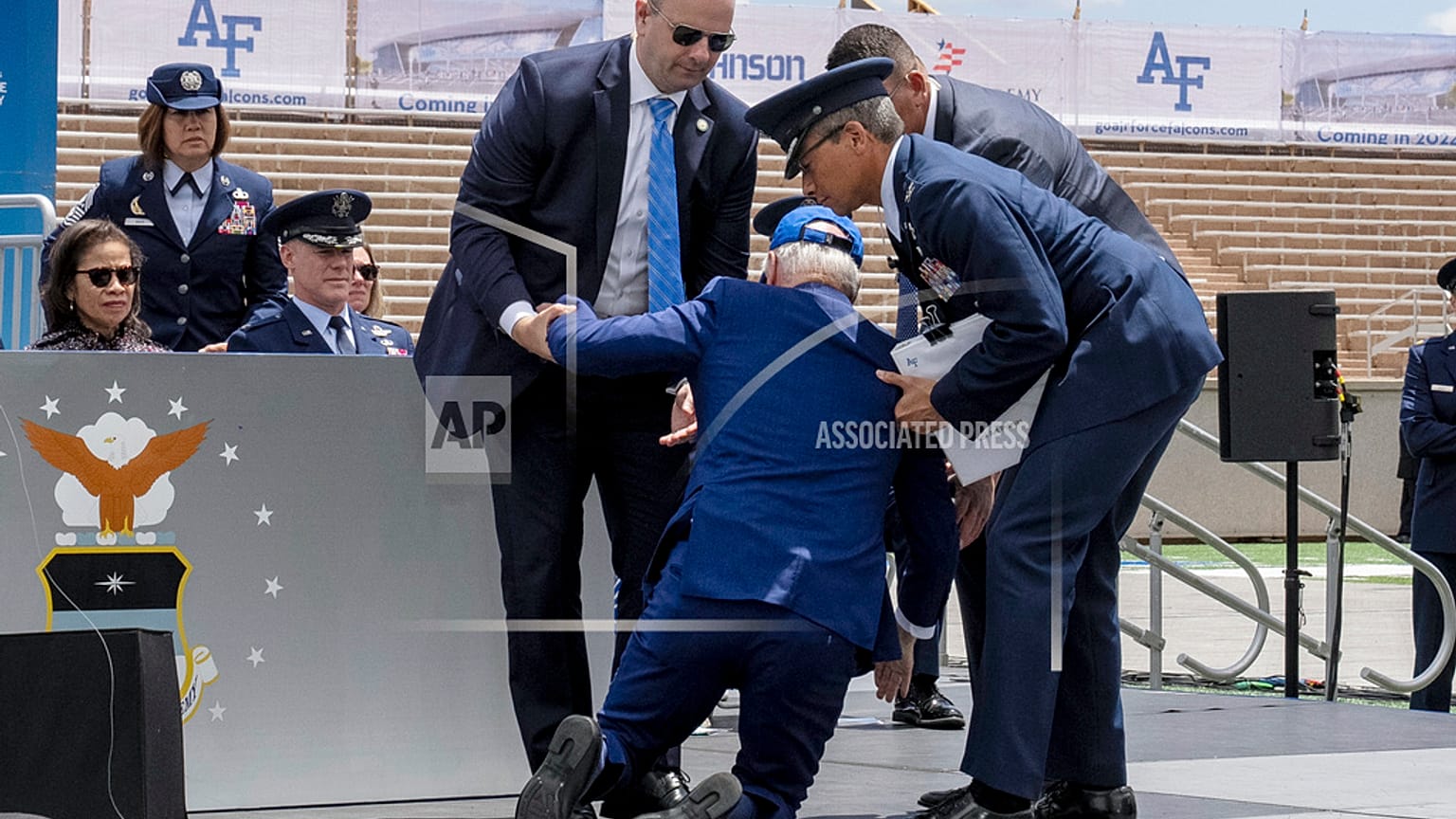 Joe Biden stürzt beim Abgang nach einer Rede in Colorado