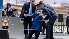 Joe Biden stürzt beim Abgang nach einer Rede in Colorado
