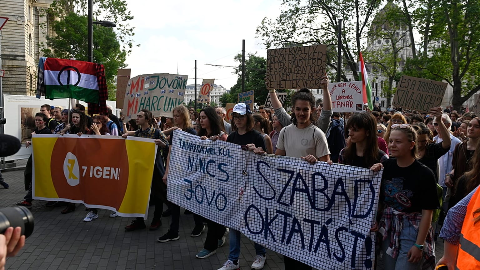 La nueva medida eliminará el estatus de funcionario público y aumentará la carga laboral de los profesores